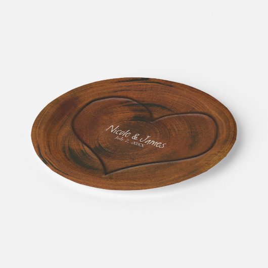 Houten boomstronk met gesneden hart rustieke bruil papieren bordje (Gekanteld)