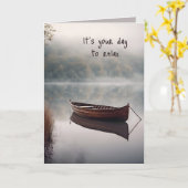 Houten boot op meer verjaardag kaart (Gele Bloem)