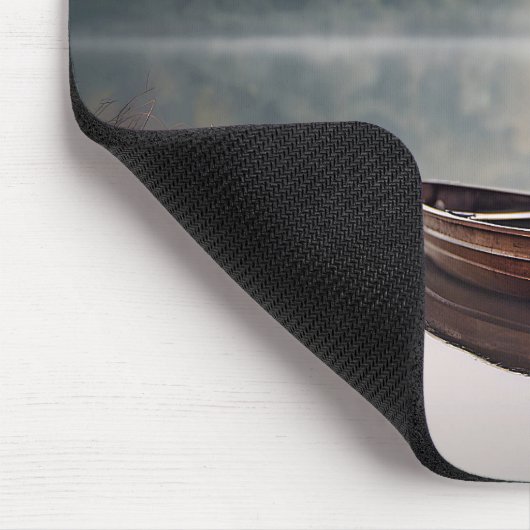 Houten boot op rustig meer muismat (Hoek)