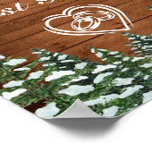 Houten bord met sneeuw bos & landelijke dennen voo poster (Hoek)