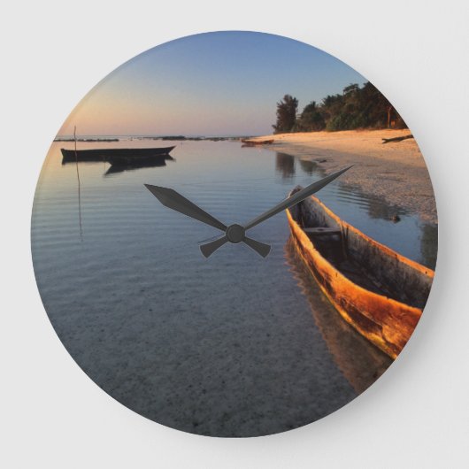 Houten boten op Tondooni Beach Grote Klok (Voorkant)