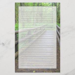Houten brug op het Maple Glade pad, varens en Briefpapier