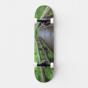 Houten brug op het Maple Glade pad, varens en Skateboard
