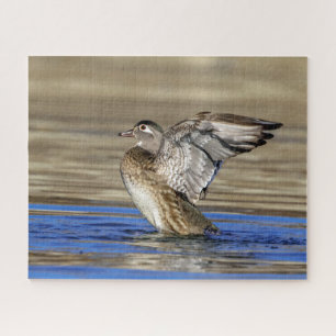 Houten eend die met haar vleugels slaat legpuzzel