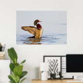 Houten eend mannetje dat met vleugels klappert in  poster (Thuiskantoor)