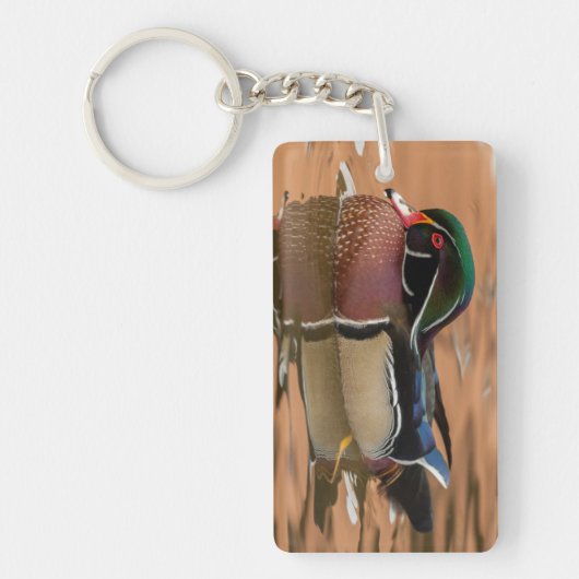 Houten eend zwemt in water sleutelhanger (Voorkant)