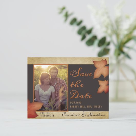 Houten herfst bruiloft opslagkaart met esdoornblad aankondigingskaart (Staand voorkant)