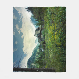 Houten huis, berg natuur landschap. fleece deken