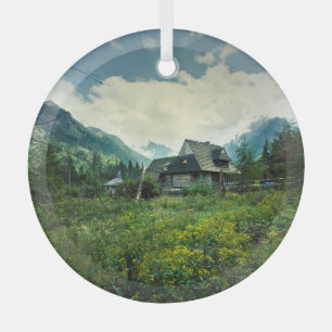 Houten huis, berg natuur landschap. glas ornament
