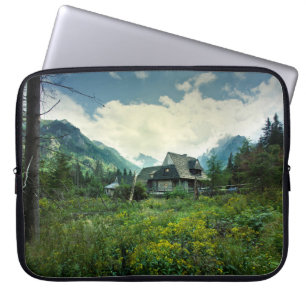 Houten huis, berg natuur landschap. laptop sleeve