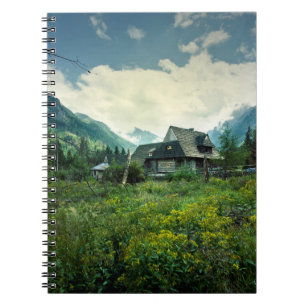 Houten huis, berg natuur landschap. notitieboek
