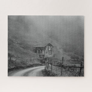Houten hut in natuur/mist in berg legpuzzel