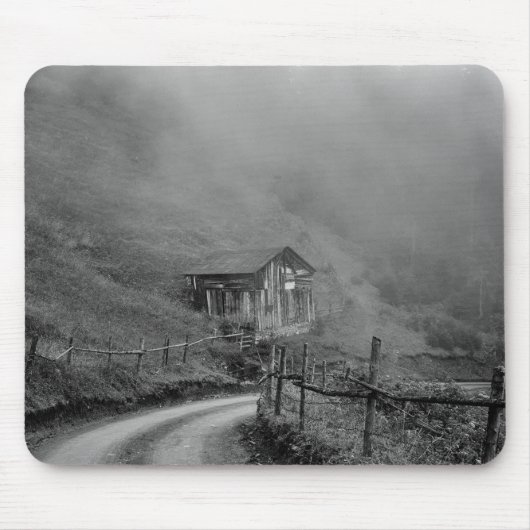 Houten hut in natuur/mist in berg muismat (Voorkant)