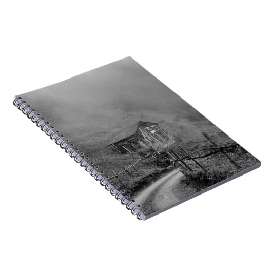 Houten hut in natuur/mist in berg notitieboek (Rechterzijde)