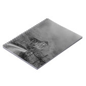 Houten hut in natuur/mist in berg notitieboek (Linkerzijde)