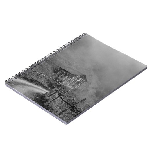 Houten hut in natuur/mist in berg notitieboek (Linkerzijde)