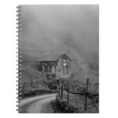 Houten hut in natuur/mist in berg notitieboek (Voorkant)