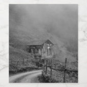 Houten hut in natuur/mist in berg wijn etiket (Enkel label)