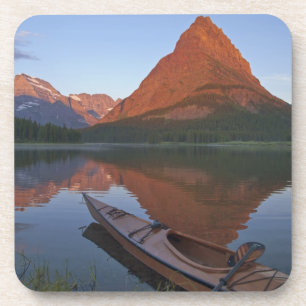 Houten kajak in Swiftcurrent Lake bij zonsopgang i Drankjes Onderzetter