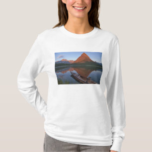 Houten kajak in Swiftcurrent Lake bij zonsopgang i T-shirt