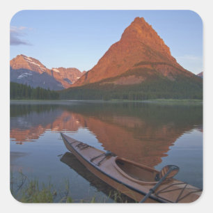 Houten kajak in Swiftcurrent Lake bij zonsopgang i Vierkante Sticker