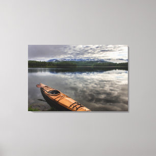Houten kajak op de oever van Beaver Lake Canvas Afdruk