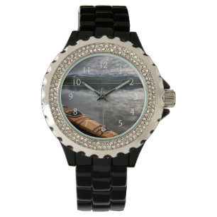 Houten kajak op de oever van Beaver Lake Horloge