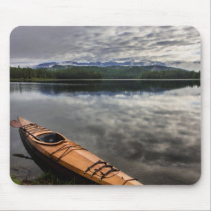 Houten kajak op de oever van Beaver Lake Muismat
