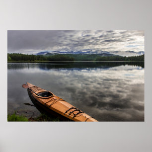 Houten kajak op de oever van Beaver Lake Poster