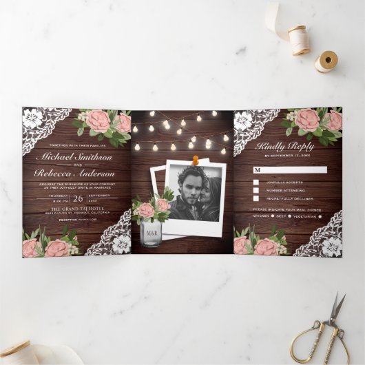 Houten kant stoffig roze roos string lichten bruil drieluik uitnodiging (Binnen)