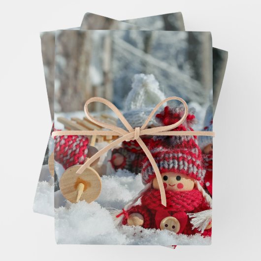 Houten kerstfiguurtjes inpakpapier vel (In situ)