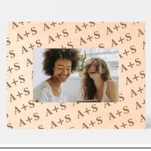 Houten lijst met gegraveerd vriendenmonogrammotief