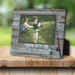 Houten Lijst Vist fotogeheugen met tekst Fotoplaat<br><div class="desc">Speciaal geheugen foto cadeau voor vader of opa met een visthema. Personaliseer deze rustieke houten look, staand omlijst met twee regels tekst onder een familiefoto. Gestresseerd grijsbruin hout is de achtergrond voor lichtblauwe tekst met hengel afbeelding. Voeg woorden toe zoals "Vist met papa" of wat voor gebeurtenis dan ook. Een...</div>