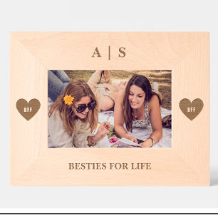 Houten lijstjes met monogram op maat voor vrienden