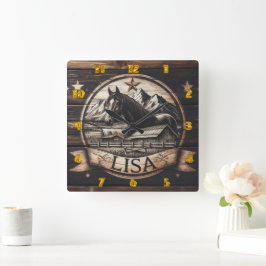 Houten paardensnijwerk met bergachtergrond vierkante klok