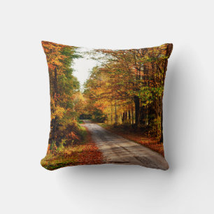 Houten pad met herfstkleuren kussen