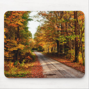 Houten pad met herfstkleuren muismat