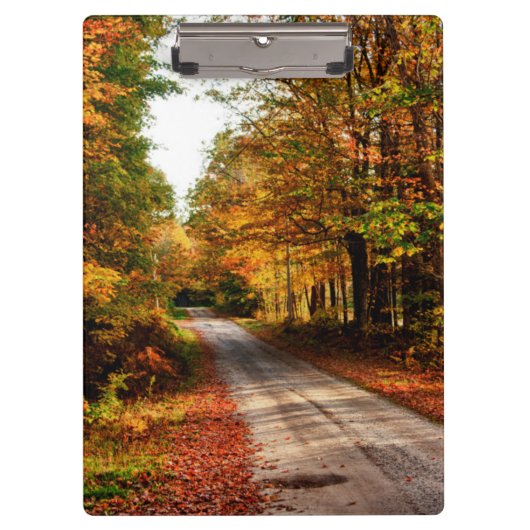 Houten pad met herfstloof klembord (Voorkant)