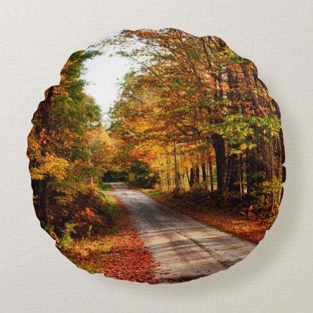 Houten pad met herfstloof rond kussen (Voorkant)