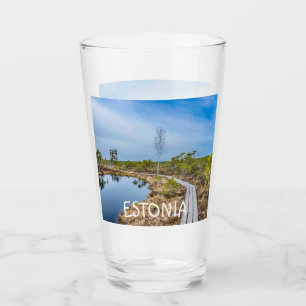 Houten pad over moeras in Estland Glas