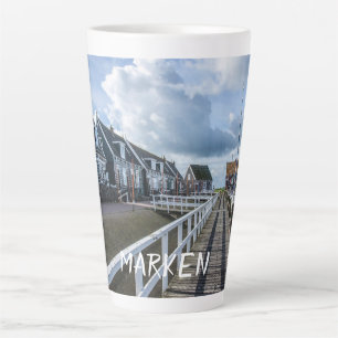 Houten pier in Marken, Nederland Latte Mok