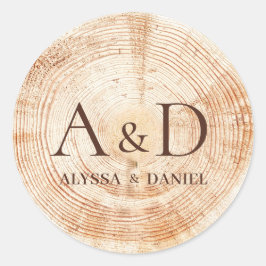 Houten plak met monogram voor rustieke bruiloft op ronde sticker