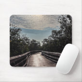 Houten promenade met wolken boven muismat (Met muis)