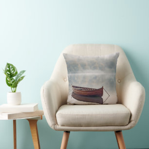 Houten roeiboot op kalm water kussen