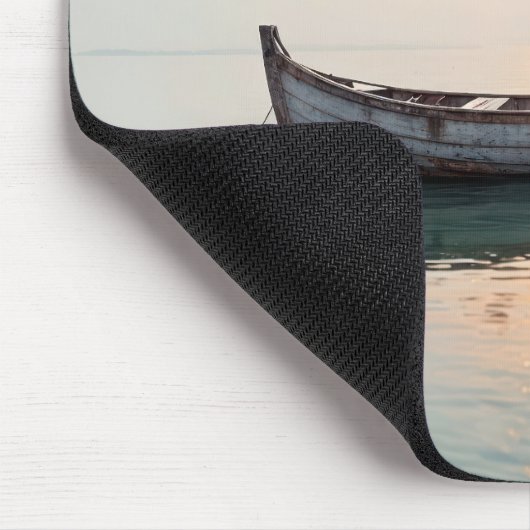  houten roeiboot op rustig water muismat (Hoek)