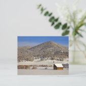 Houten schuur zit in sneeuw bij de Boulder Briefkaart (Staand voorkant)