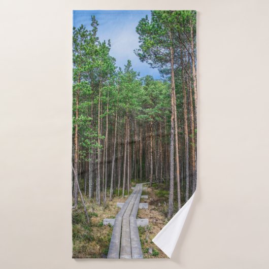 Houten spoor in dennenbos badhanddoek (Badhanddoek)