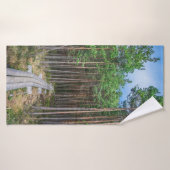Houten spoor in dennenbos badhanddoek (Badhanddoek)