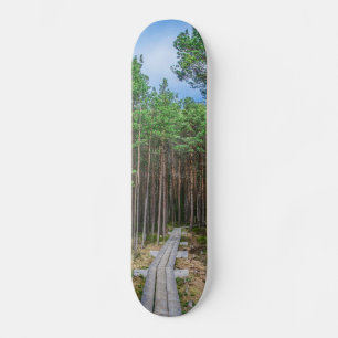 Houten spoor in dennenbos persoonlijk skateboard