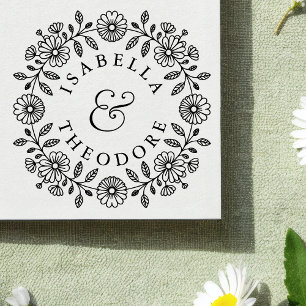 Houten stempel met bloemenkrans en naam van het ko